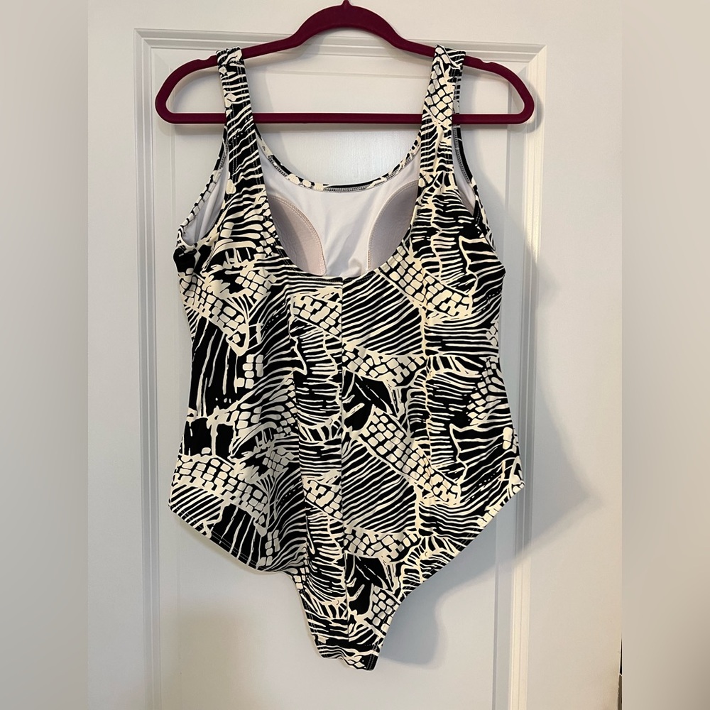 Geometric one piece - Picture 4 of 4